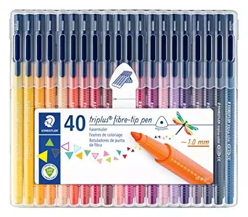 STAEDTLER Filzstifte triplus color, dreikant, stabile, eindrucksichere Spitze, Linienbreite ca. 1 mm, kindgerecht, Set mit 40 brillanten Farben in der stabilen, aufstellbaren STAEDTLER-Box