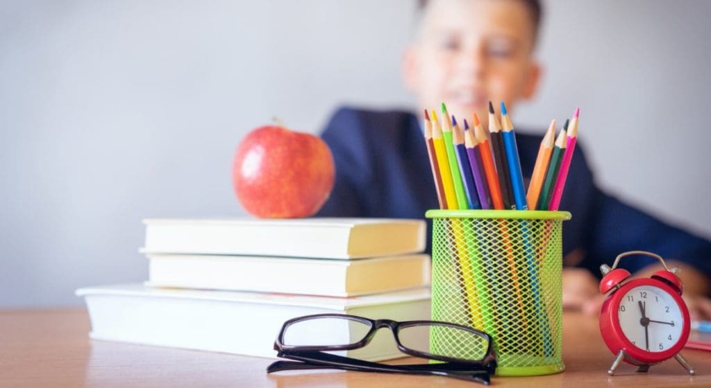 Schreibtisch organisieren ist für Schulkinder nicht immer einfach.