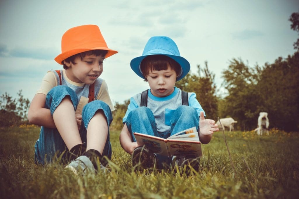 Auch größere Geschwister können gut fürs Lesenlernen zu Hilfe genommen werden.