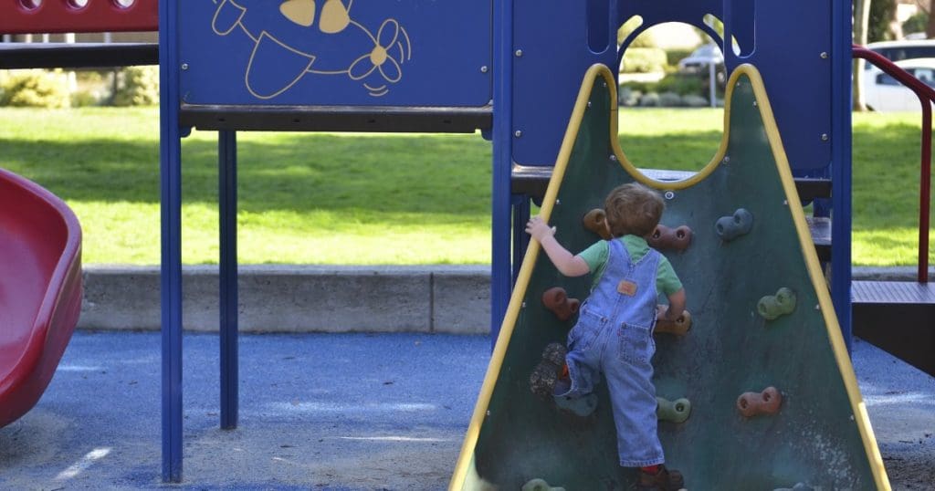 Auch am Spielplatz kann man die Motorik fördern.