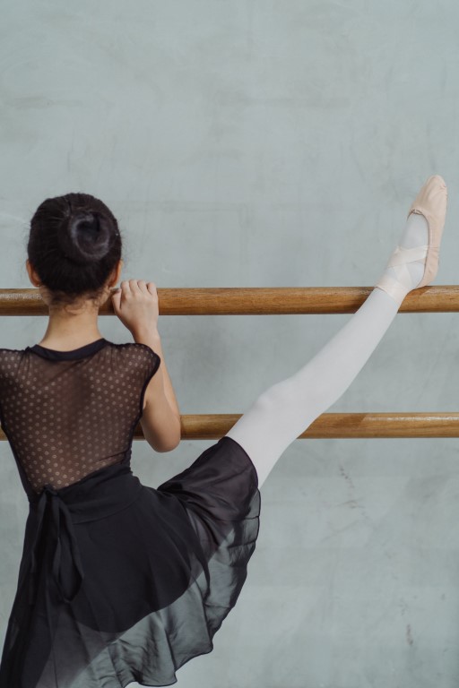 Ballett ist ideal um Körperhaltung, Koordination, Gleichgewicht, und Kraft bei Kindern fördern zu können. Aber jede andere Art von Tanz hat auch positive Auswirkungen.