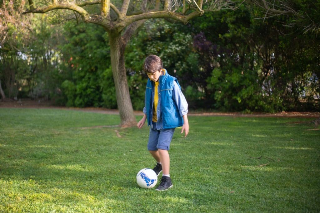 Auch Fußballspielen ist förderlich für die Grobmotorik bei Kindern. Es trainiert die Muskeln und stärkt die Auge-Hand-Koordination.