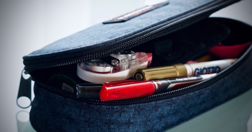 Schulsachen wie Federmappe und Rucksack gehören zum Schulstart dazu.