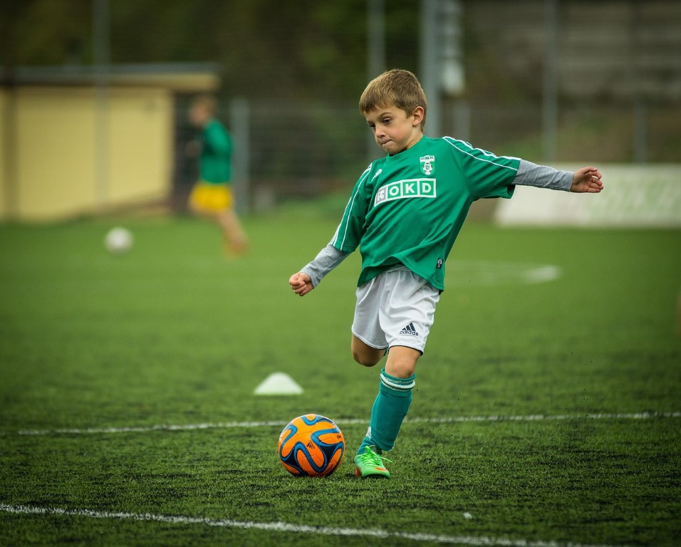 Spielen in einem Verein und Sport sind ein idealer Ausgleich für gestresste Schulkinder.